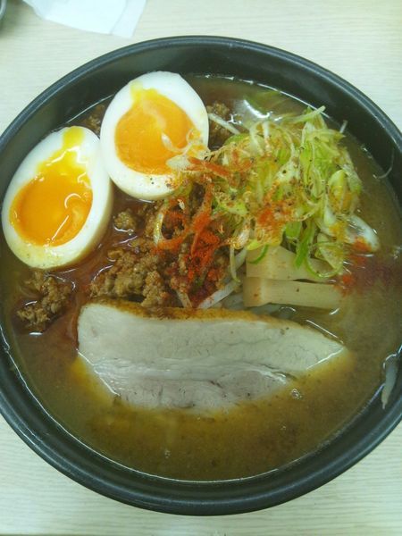 「ピリ辛味噌らーめん（味玉付き）」@営利庵の写真
