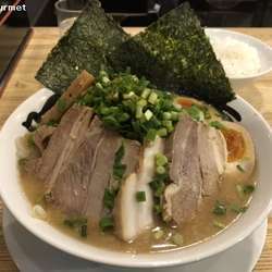 豚骨商事ラーメン (950円)