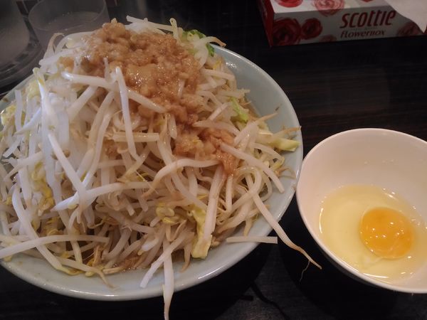 「ミニらーめん（デフォ）+生卵」@立川マシマシ 8号店の写真