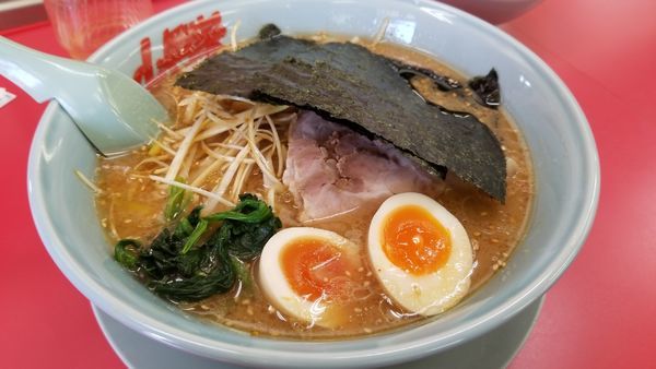 「味噌ネギチャーシュー麺　中　味玉トッピング」@山岡家 松本店の写真