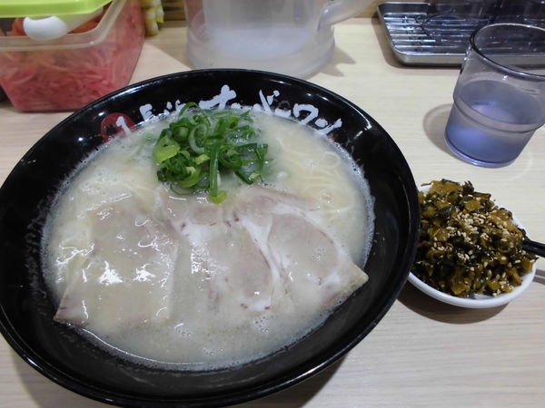 「長浜ラーメン+辛子高菜+替玉」@長浜ナンバーワン 松山店の写真