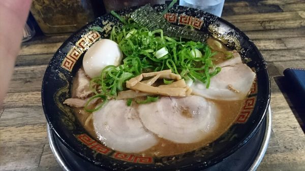 「味玉付きラーメン　＠８８０円」@無鉄砲 東京中野店の写真