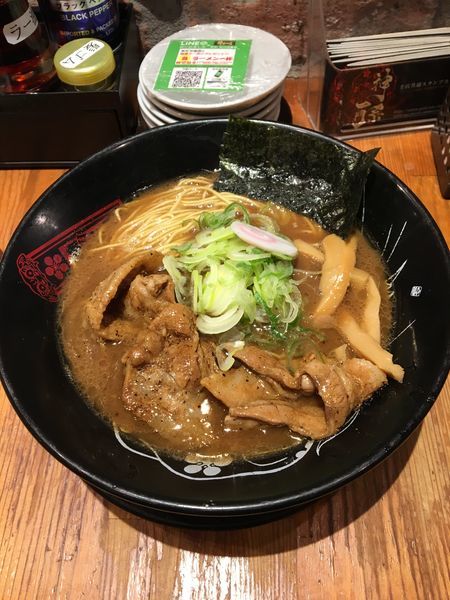 「炙り肉盛豚骨らーめん(980円)」@金澤濃厚豚骨ラーメン 神仙 品達品川店の写真