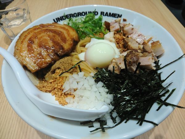 「まぜそば 930円」@UNDER GROUND RAMEN 頑者 グランエミオ所沢店の写真