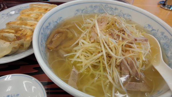 「ネギ塩ラーメンと餃子788円」@ぎょうざの満洲 霞ヶ関駅店の写真