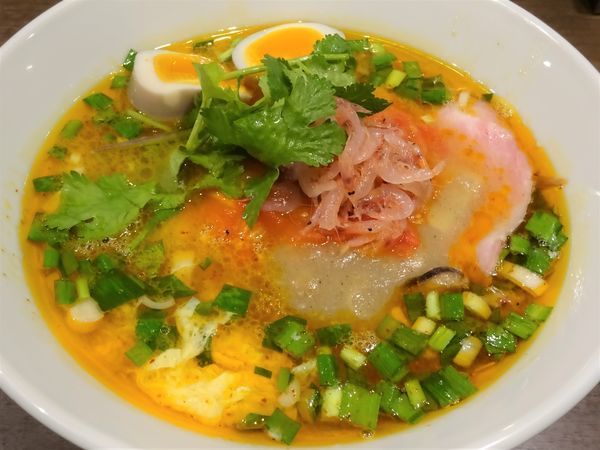 「桜海老と三種のトマトのすーらーたんめん　1200円　ほか2品」@八咫烏の写真