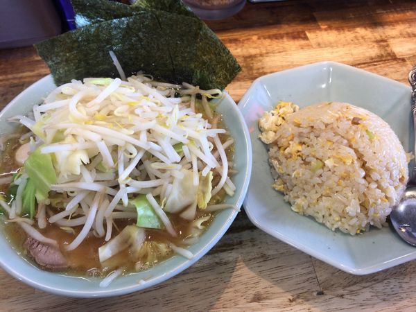 「醤油豚骨ラーメン もやキャベ 730円 レン草増し」@壱六家 大和店の写真