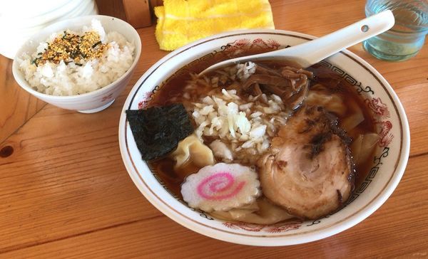 「ワンタンメン＋小ライス(750円＋100円)」@らーめん おゆうの写真