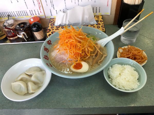「ネギチャーシューとんこつ醤油ラーメン 大盛り ランチ水餃子」@らーめん専門 旨麺 こむぎやの写真