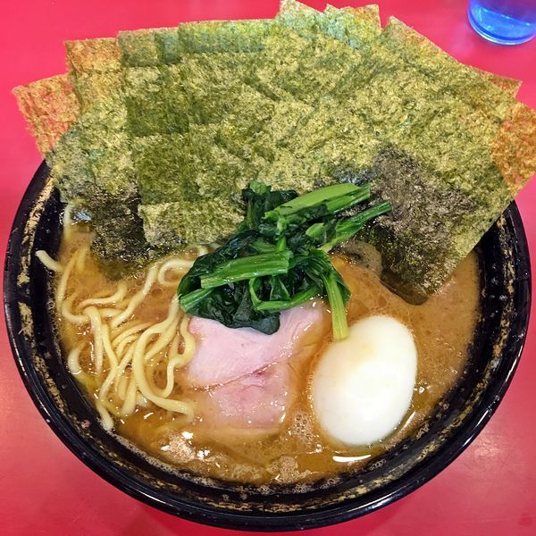 「ラーメン中盛￥810＋海苔￥50＋白玉￥10」@家系総本山 ラーメン吉村家の写真