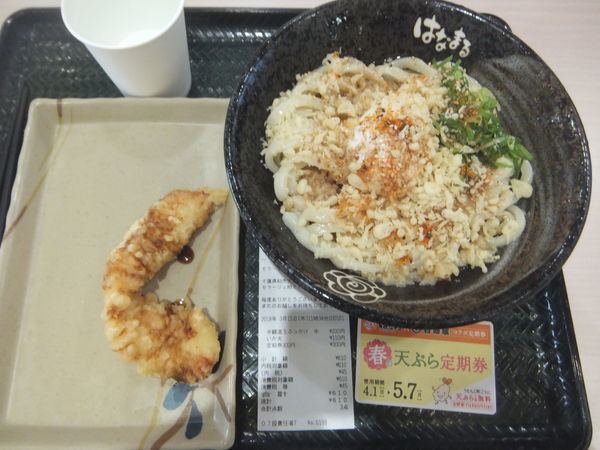 「温玉ぶっかけ中400円(半額200円)・イカ天110円」@はなまるうどん モラージュ柏店の写真