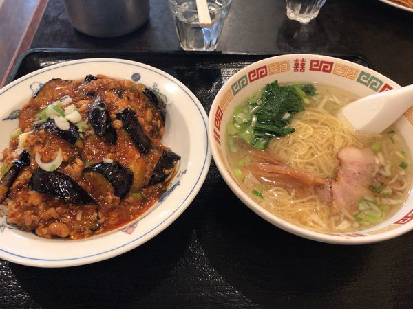 「麻婆丼、半塩ラーメンセット 850円」@長城飯店の写真