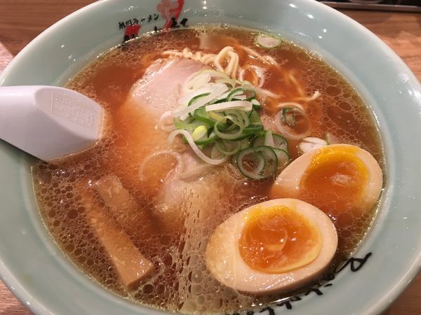 「醤油ラーメン+味玉」@梅光軒 新千歳空港店の写真
