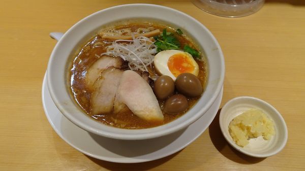 「味噌そば（880円）＋うずら3個（100円）＋刻みニンニク」@銀座 朧月 鶏処の写真