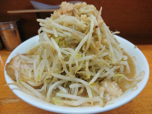 「麺少なめ700円(ヤサイちょい増し・ニンニク・アブラ)」@ラーメン二郎 立川店の写真