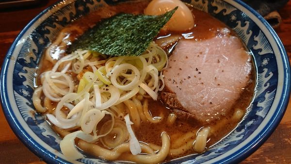 「ラーメン＋燻玉」@兎に角 松戸店の写真