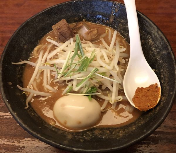 「山味玉入り（￥820）」@辛麺 真空 町田本店の写真