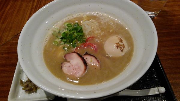 「鶏煮干ラーメン(醤油)850円 + 味玉 100円」@麺や いま村の写真