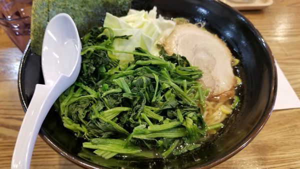 「豚骨醤油　大盛、油多め　ほうれん草トッピング」@らあめん 万咲 松本店の写真