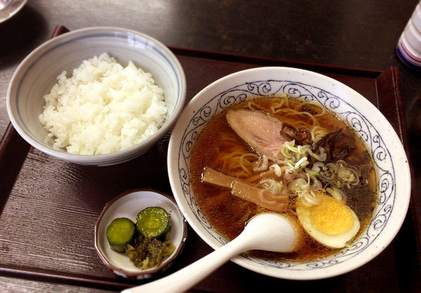 「中華そば(500円)+半ライス(150円)」@恵比寿の写真