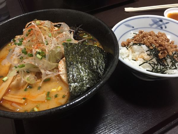 「赤辛とんこつラーメン&鶏そぼろ丼」@らーめん武まるの写真