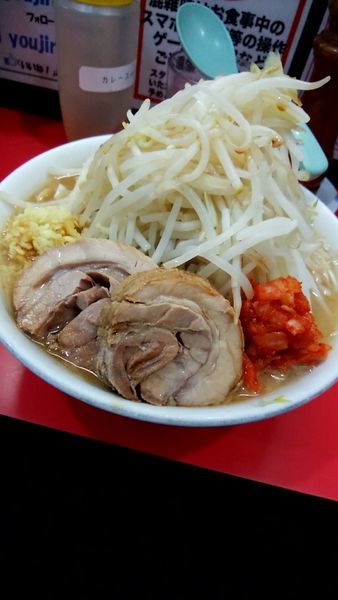 「ラーメン野菜増し・ショウガ・辛タマ＋豚肉1枚」@用心棒 本号の写真