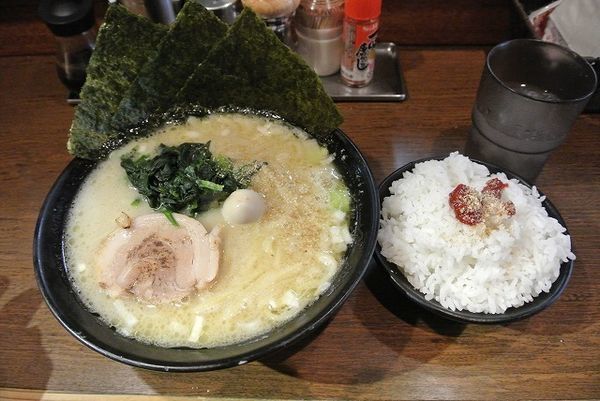 「朝ラーメン（塩）　500円　小ライス」@濃厚豚骨ラーメン 濱虎家の写真
