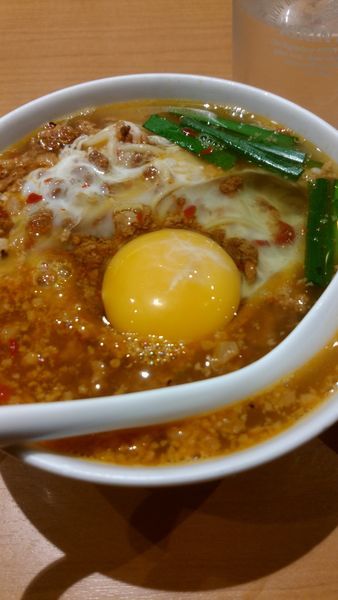 「台湾ラーメン(生玉子入り)820円」@味仙 JR名古屋駅店の写真