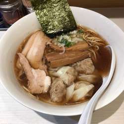 紫、ワンタン麺