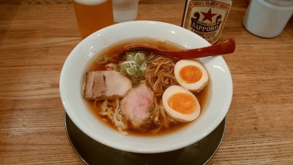 「味玉ラーメン(醤油)＋ビール」@麺や 七彩 八丁堀店の写真