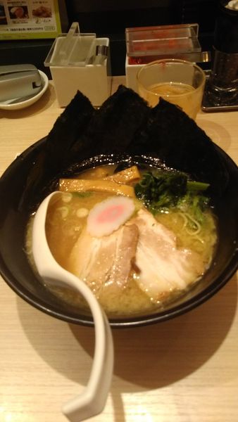 「豚骨醤油ラーメン(黒)」@TOKYO 豚骨 BASE MADE by 博多一風堂 ecute品川サウス店の写真