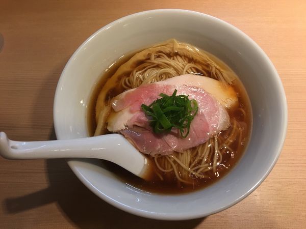 「醤油らぁ麺」@らぁ麺 はやし田 新宿本店の写真