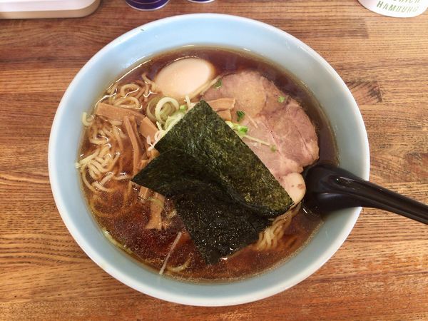 「正油ら〜めん 中盛」@ラーメン 一本やりの写真