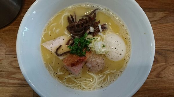 「博多水炊きラーメン+味たまご @850円」@博多水炊きらーめん うかんむりの写真