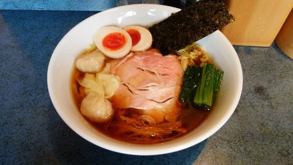 「醤油らーめん＋味玉半分＋ワンタン」@とものもとの写真