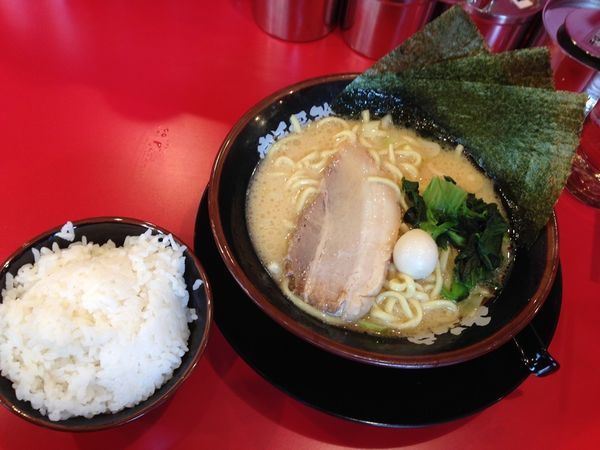 「醤油ラーメン並＋サービスライス」@横浜家系ラーメン 新小岩 大和家の写真