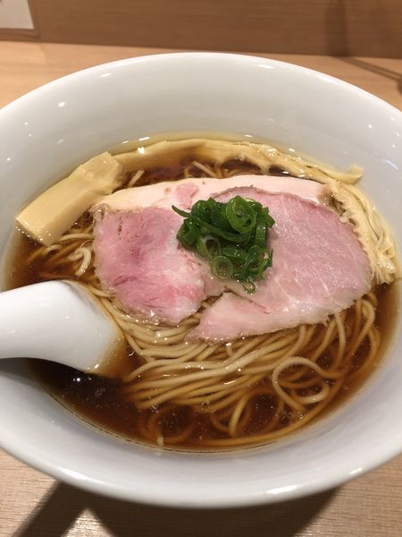 「醤油らぁめん」@らぁ麺 はやし田 新宿本店の写真