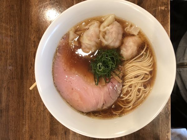 「醤油海老ワンタン麺」@創作麺工房 鳴龍の写真