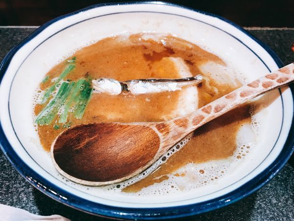 「かけ(並)」@烈志笑魚油 麺香房 三くの写真