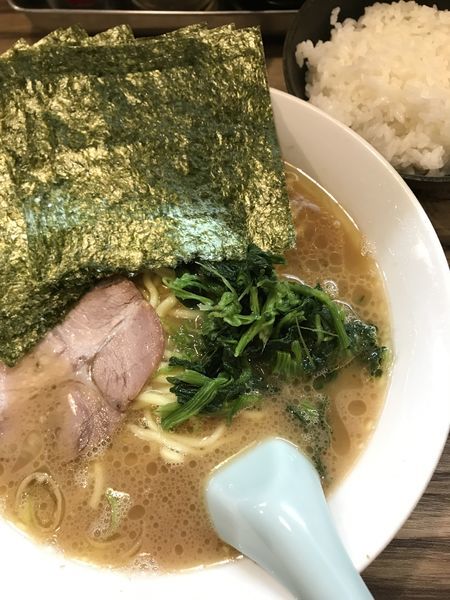 「ラーメン、並、サービスライス」@横浜家系らーめん 五丁目ハウスの写真
