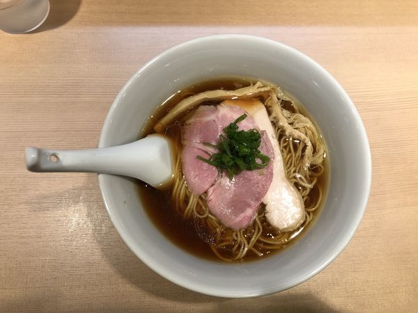 「醤油らぁ麺」@らぁ麺 はやし田 新宿本店の写真