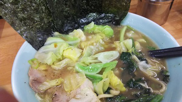 「醤油ラーメン(並) ￥650+キャベツ ￥100」@新岡商店の写真