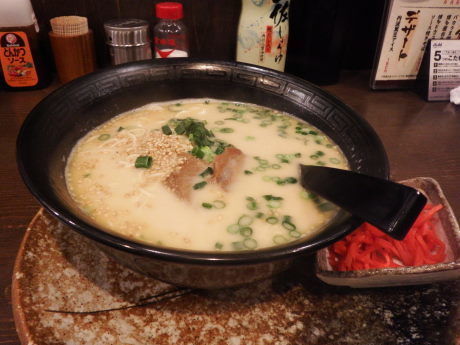 「博多とんこつラーメン」@やきとん筑前屋 秋津店の写真
