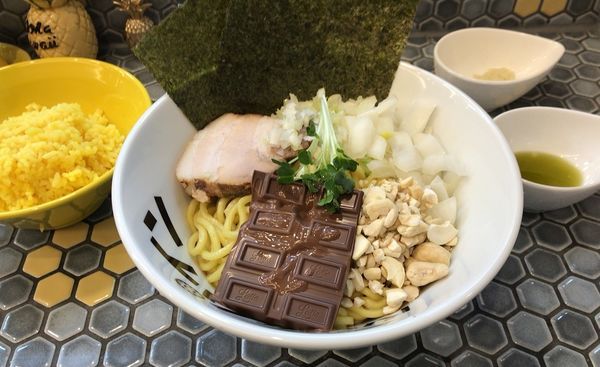 「チョコレート油そば｢カカカカカカオ｣(限定)大盛＋ニンニク」@パイナップルラーメン屋さん パパパパパインの写真