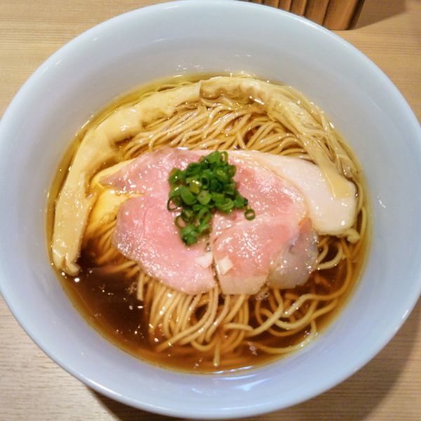 「醤油らぁ麺」@らぁ麺 はやし田 新宿本店の写真