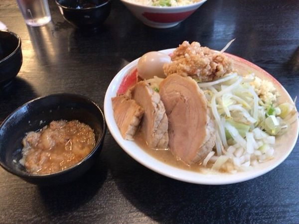 「ラーメン+あぶらマシ+にんにく+唐揚げ+チャーシュー+煮卵950」@らーめん藤ろうの写真