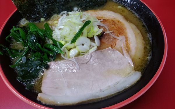 「ラーメン並＋限定特上炙りチャーシュー＋薬味葱」@横濱家系ラーメン 勝鬨家の写真