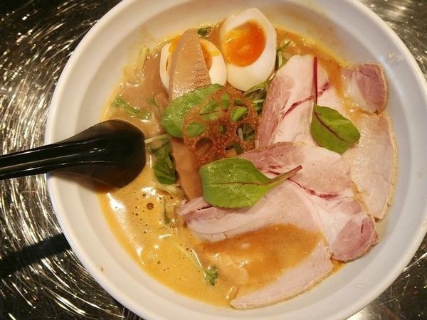 「みそラーメン＋味玉」@牛骨らーめん ぶるずの写真