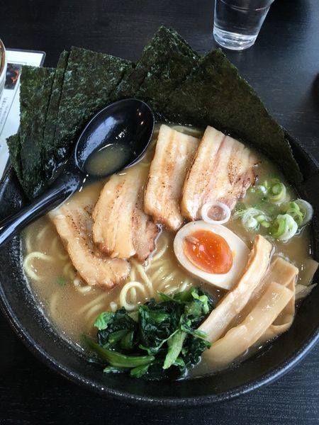 「横浜家系ラーメン大盛り  チャーシュー  海苔」@つけ麺 白虎の写真