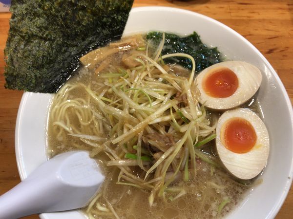 「ネギラーメン720円(味薄目麺カタメ)+味玉100円」@ラーメンショップ椿 二本松店の写真